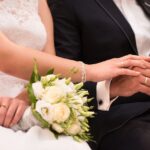 Demande en mariage de luxe voyage - couple avec bague diamant au coucher de soleil