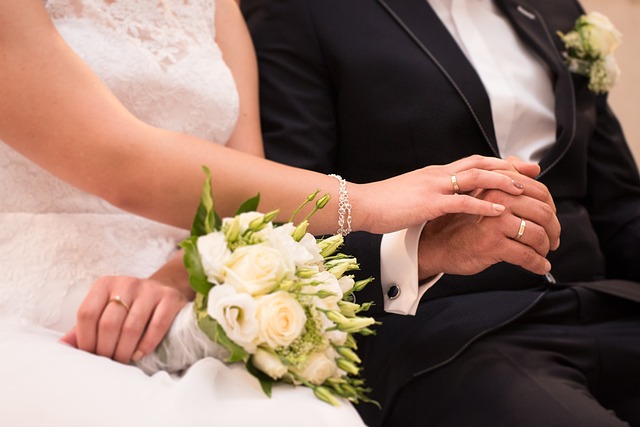 Demande en mariage de luxe voyage - couple avec bague diamant au coucher de soleil